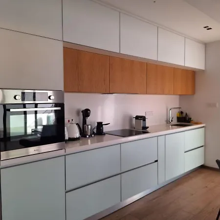Luxury Seafront 2 Bedroom דירה לימסול
