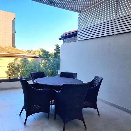 Luxury Seafront 2 Bedroom דירה *