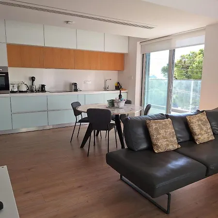 Luxury Seafront 2 Bedroom דירה לימסול