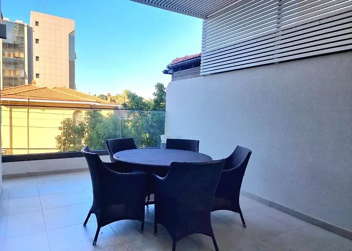Luxury Seafront 2 Bedroom شقة *