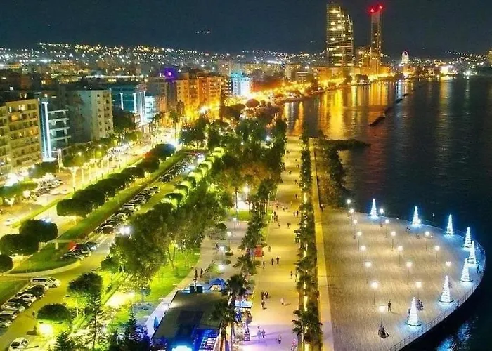 Luxury Seafront 2 Bedroom ليماسول