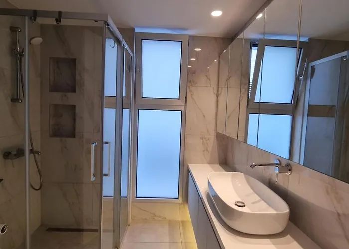 Luxury Seafront 2 Bedroom *